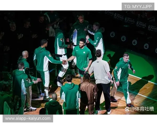 凯尔特人五外站位创造空间，怀特攻筐战术执行成功