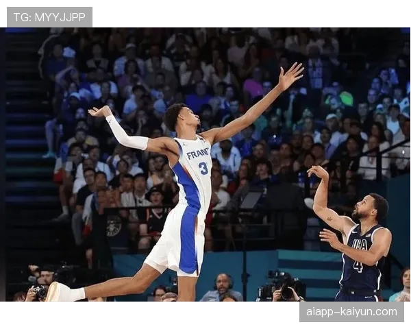 特写：文班亚马封盖后一条龙运球推进，助攻底角射手命中追身三分